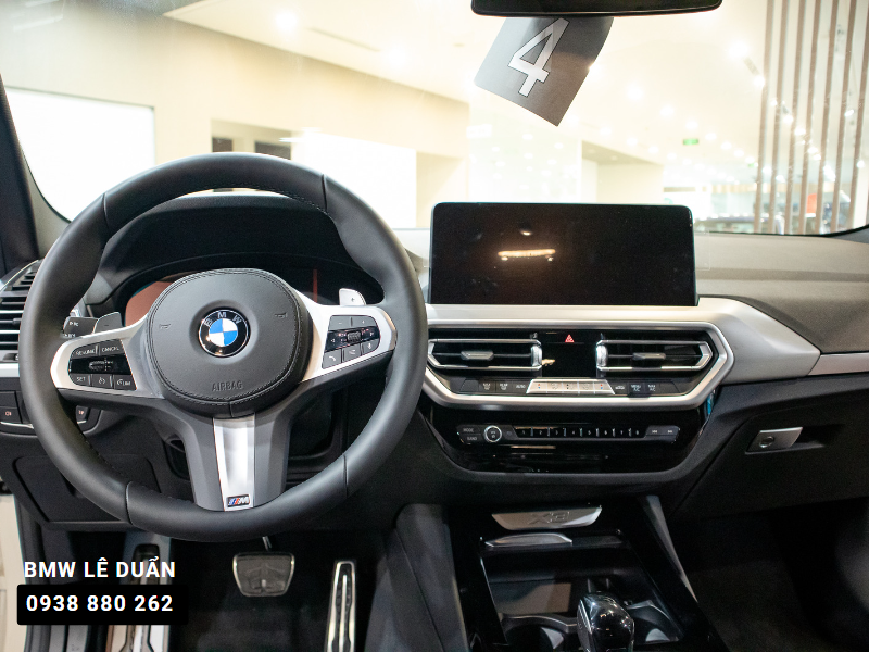 Khoang lái của phiên bản BMW X3 LCI