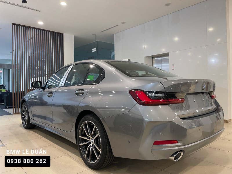 Đuôi xe BMW 320i Sport Line LCI